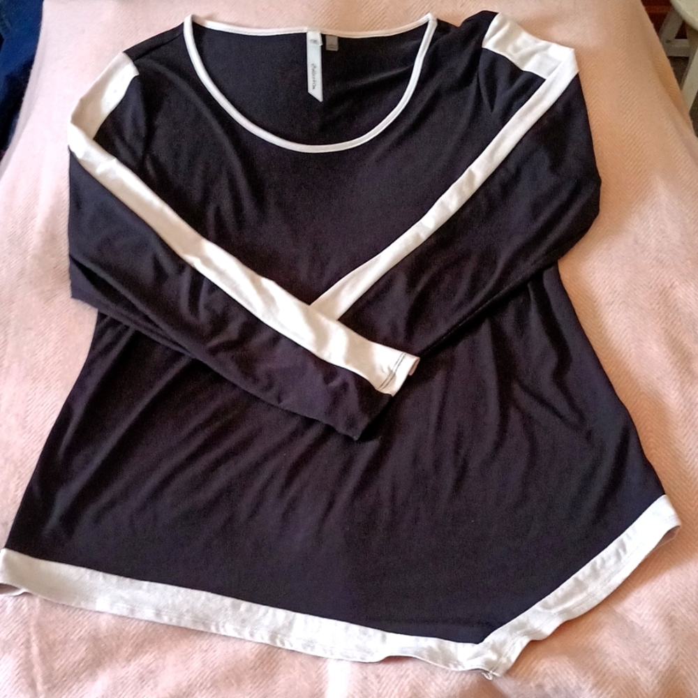 Like new, pull over top with faux suede
